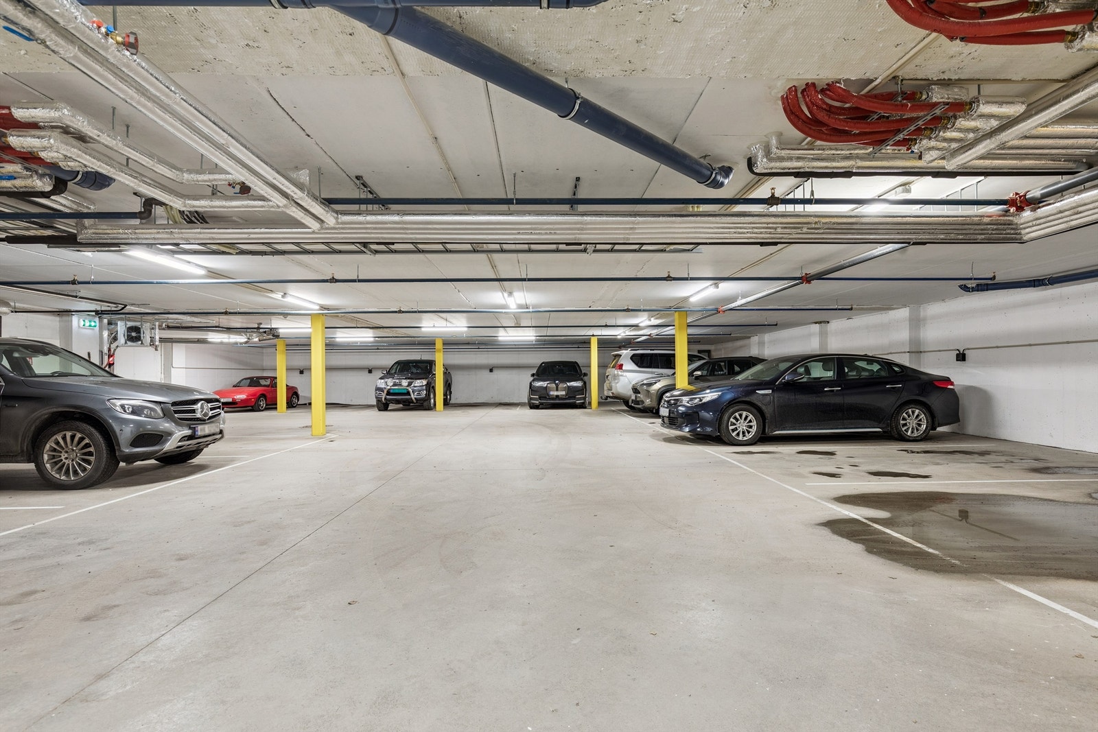 Det medfølger en parkeringsplass på 12 m² i felles parkeringskjeller. Galleribilde