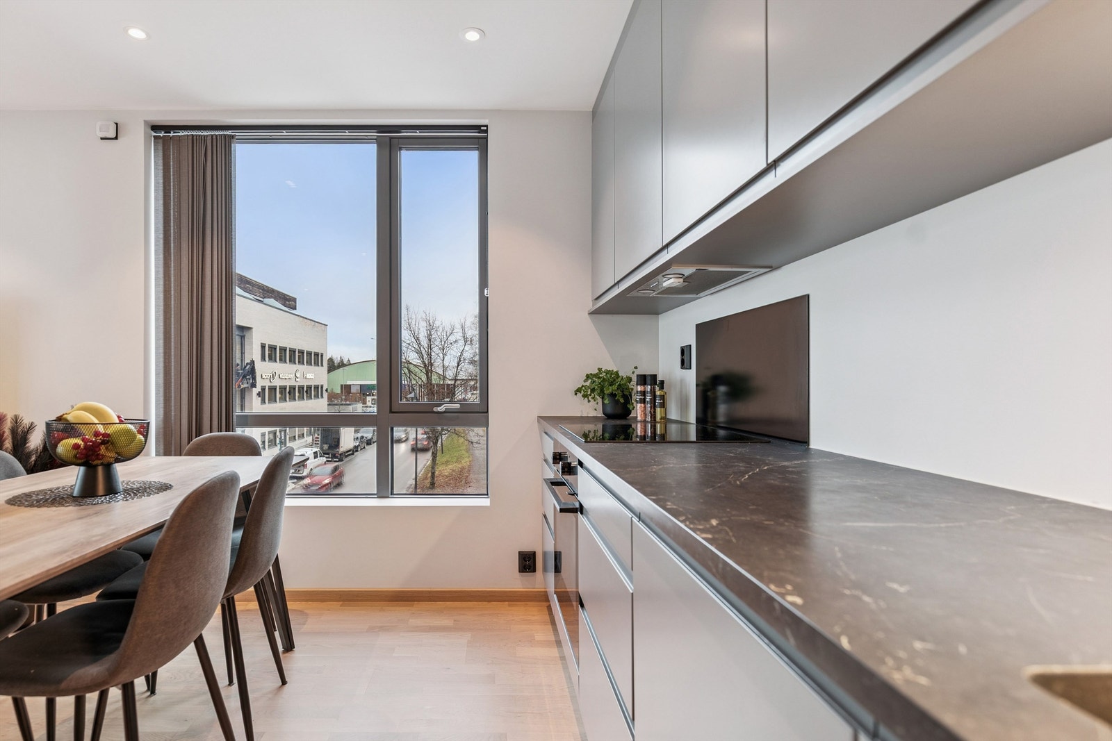 Gode arbeidsflater på kjøkkenet med induksjonstopp sentralt plassert. Galleribilde