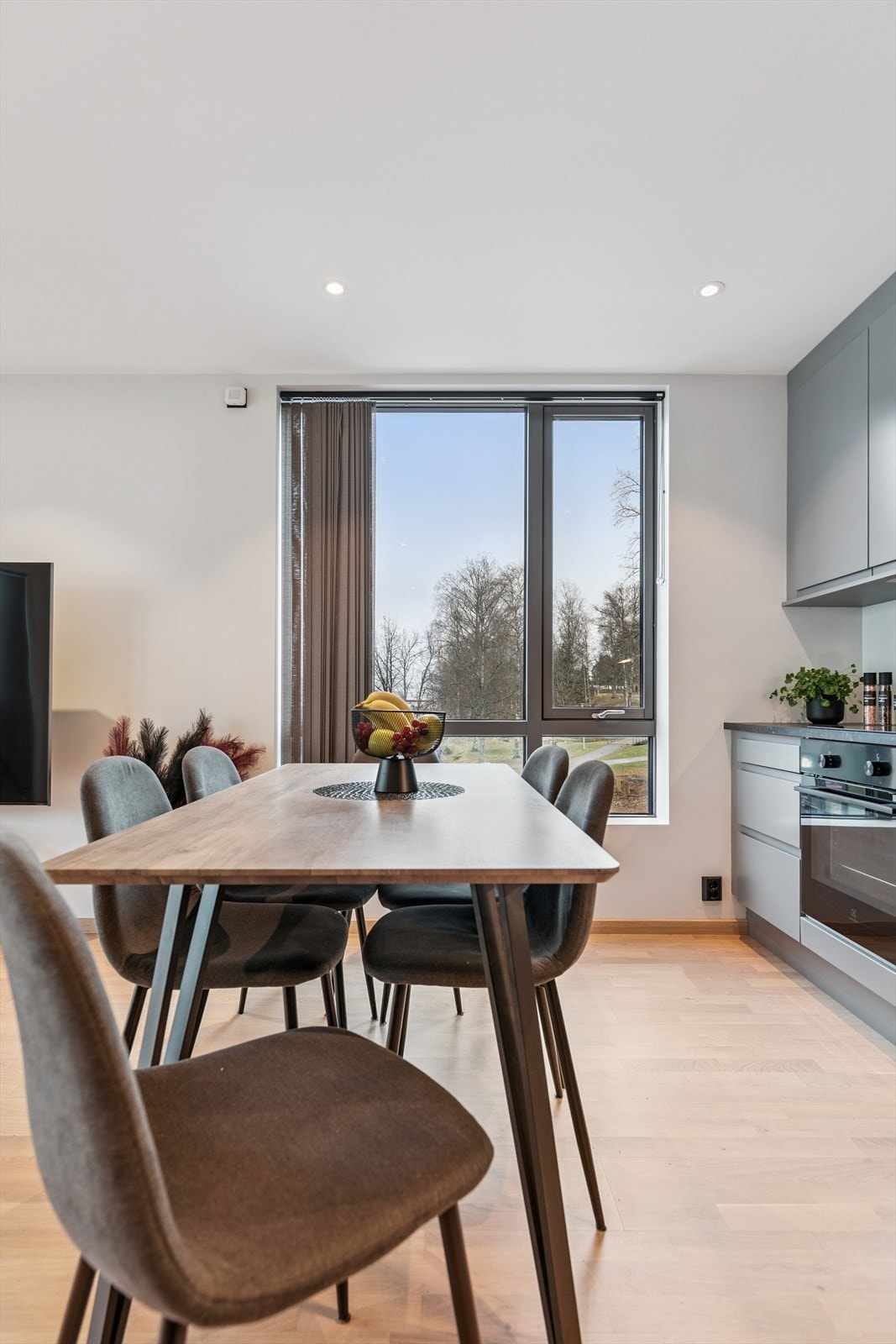 Vinduer med 3-lags glass bidrar til god isolasjon og støyreduksjon. Galleribilde