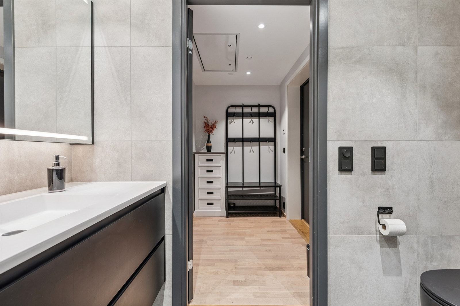 Her på badet er det elektriske varmekabler i gulvet for ekstra komfort. Galleribilde