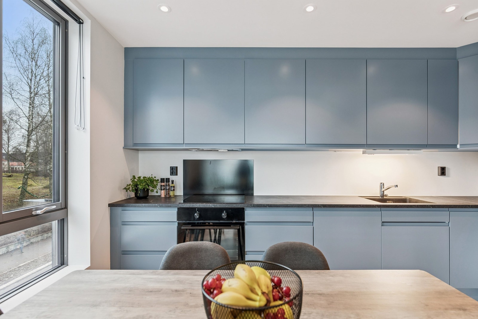 Rikelig med skapplass i både over- og underskap gir gode lagringsmuligheter. Galleribilde