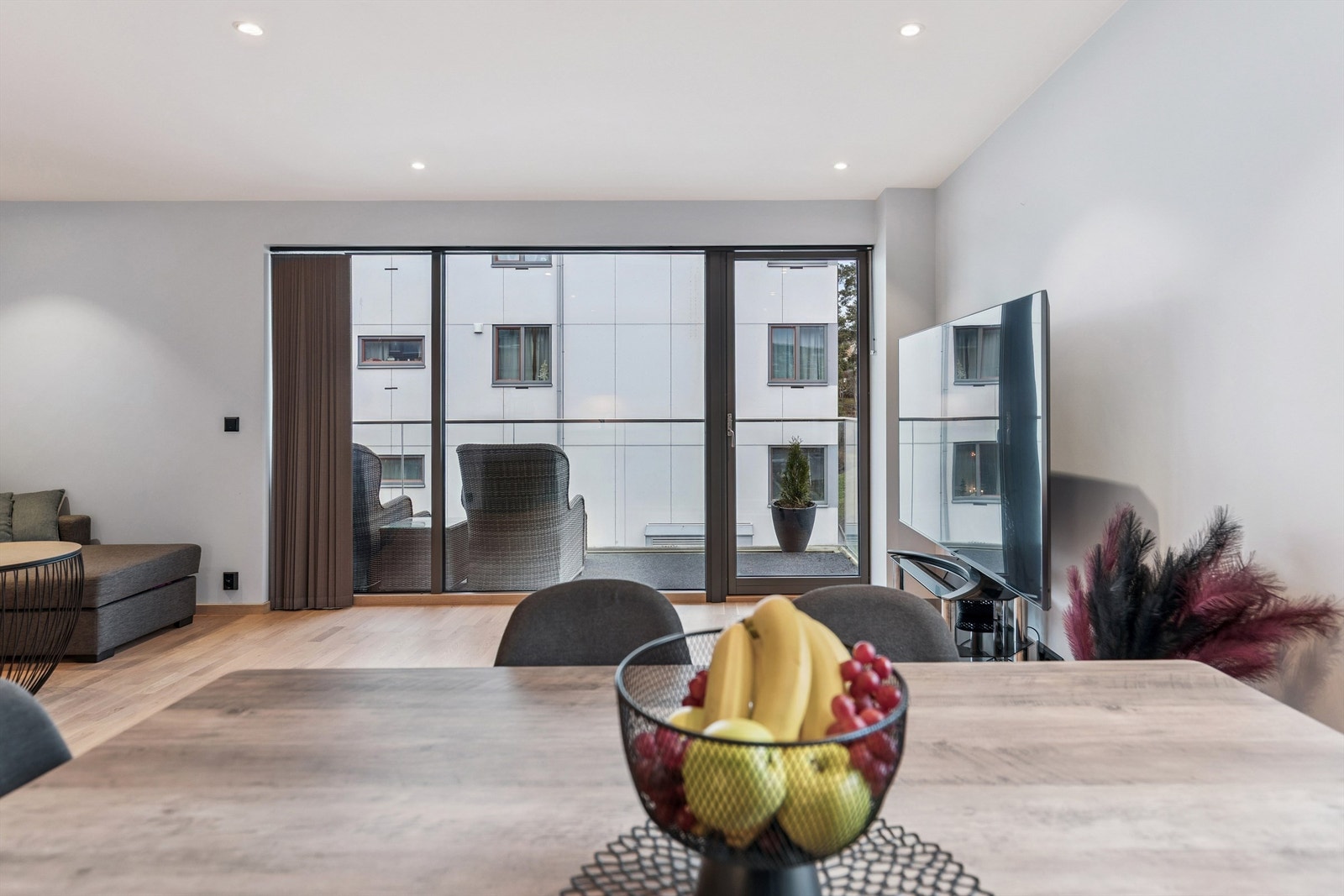 Store glassflater i stuen gir rikelig med dagslys og en god romfølelse. Galleribilde