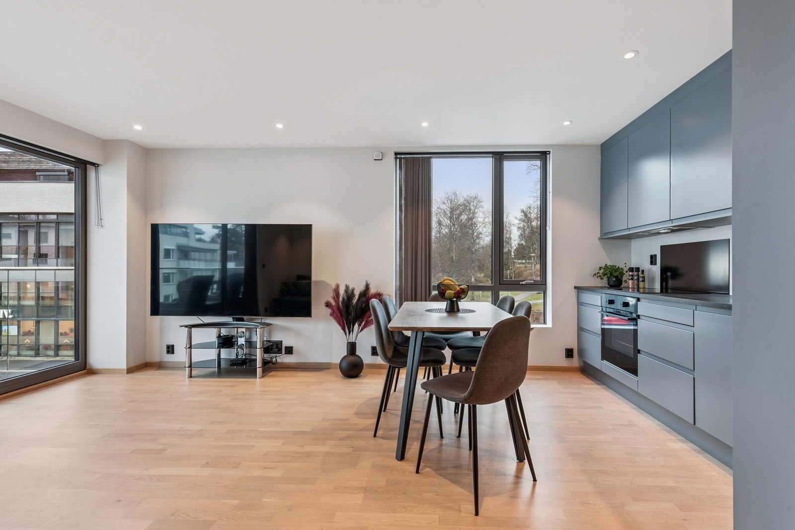 Den åpne løsningen forener matlaging, spiseplass og sofakrok i ett sosialt rom. Galleribilde