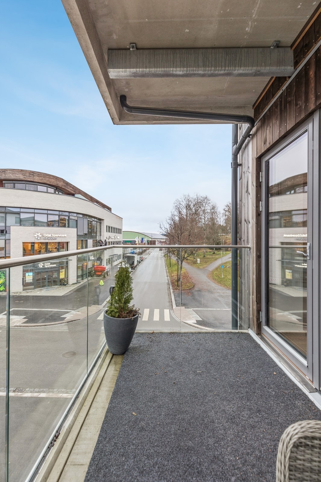 Fra stuen er det direkte utgang til balkongen, som har et moderne glassrekkverk. Galleribilde