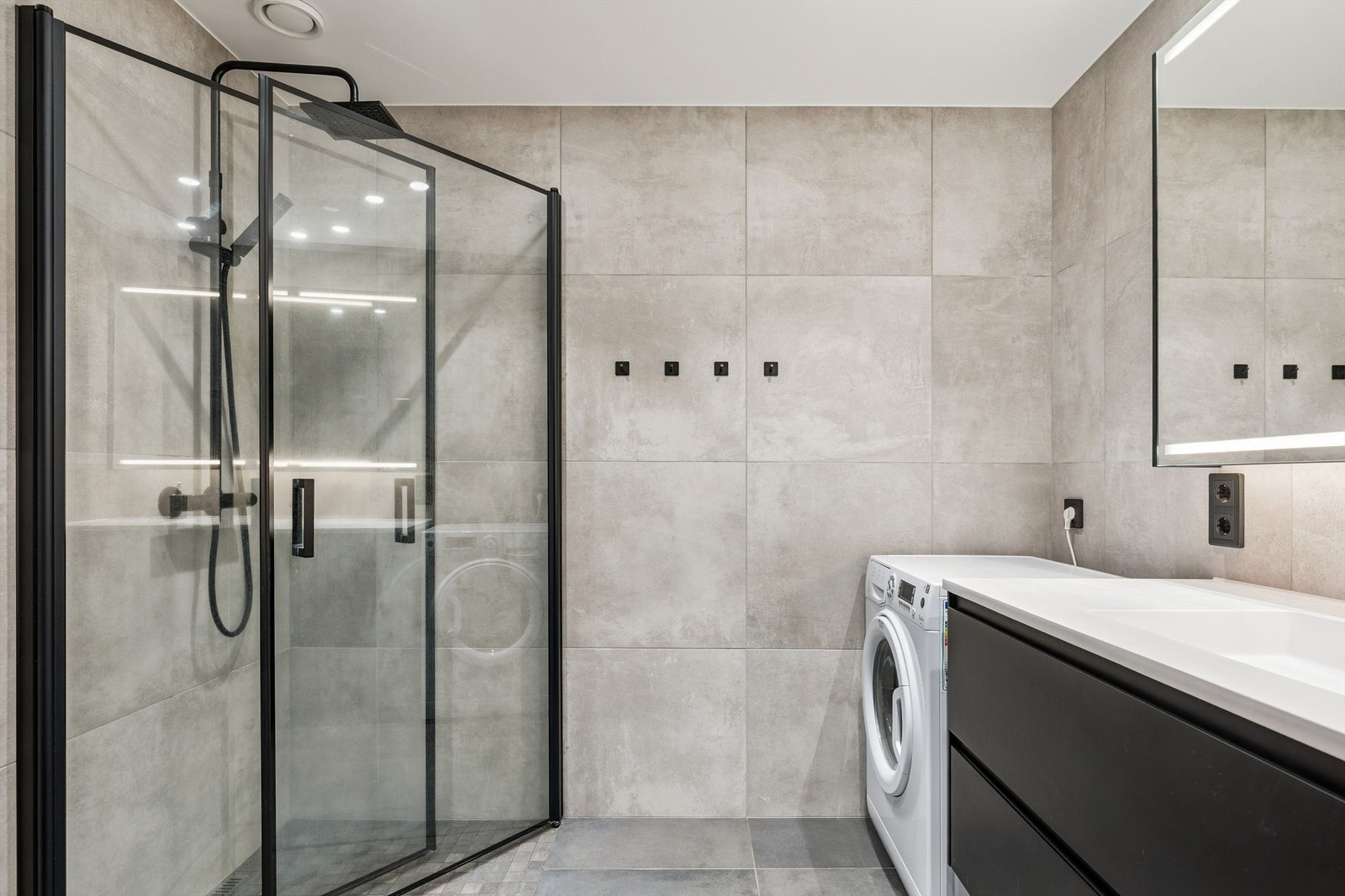 Delikate 60x60 fliser på vegger og gulv, med dusjhjørne med innfellbare dører. Galleribilde