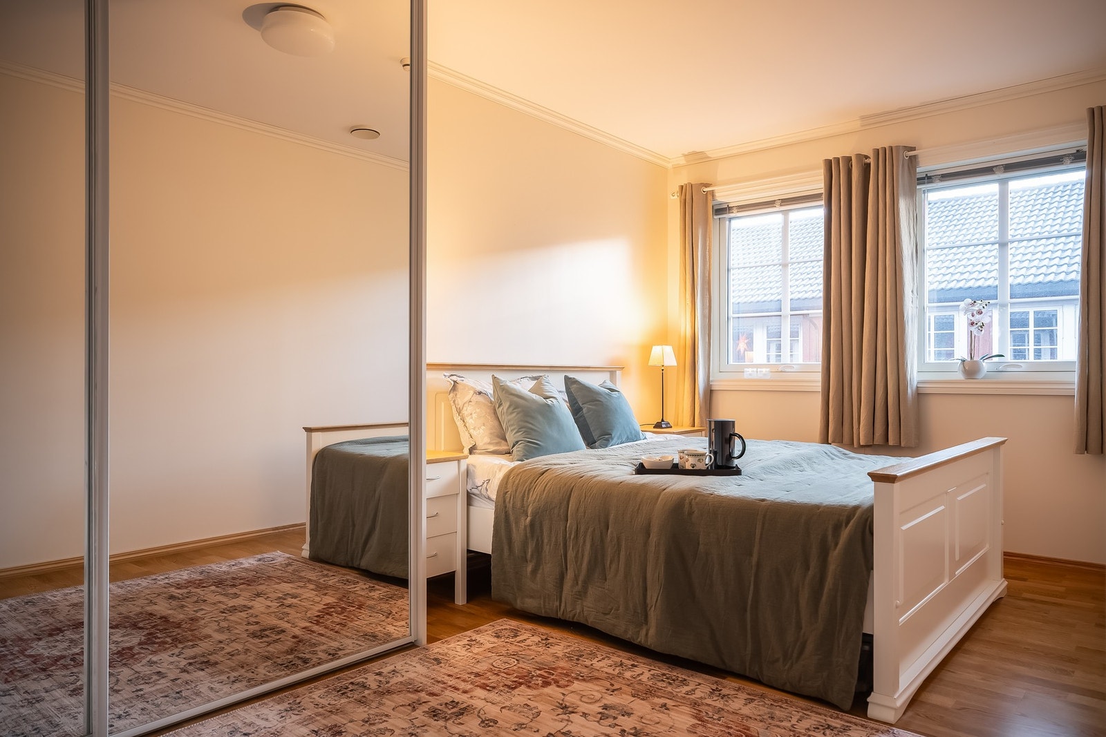 På det største soverommet er det etablert en romslig skyvedørsgarderobe med speil. Galleribilde