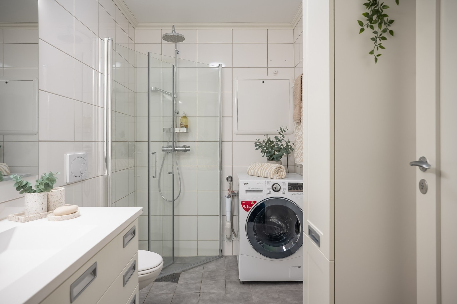 Det ble montert nye dusjvegger. blandebatteri og dusjgarnityr i 2023. Opplegg for vaskemaskin. Galleribilde