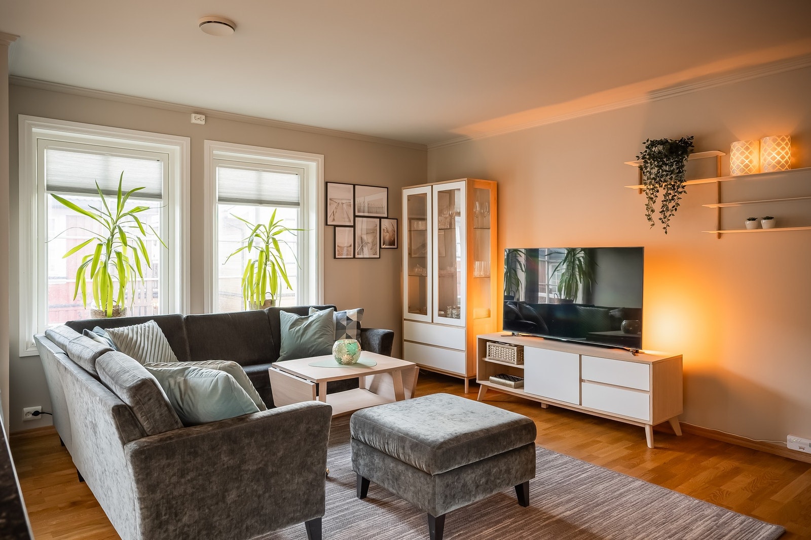 Leiligheten fremstår tiltalende og velholdt, og har blant annet 2 soverom, 2 uteplasser og egen plass i p-kjeller Galleribilde