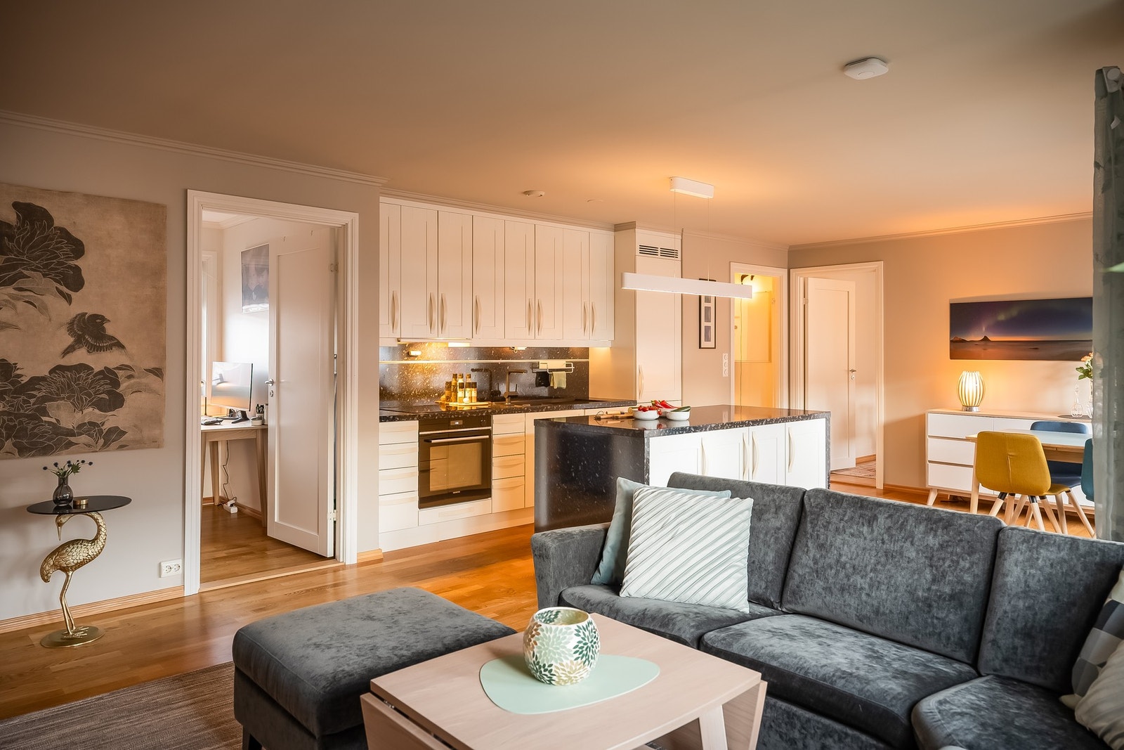 Åpen løsning mellom kjøkken og stue, og det er god plass til både sofagruppe og spisegruppe i tillegg til at man har et romslig kjøkken Galleribilde