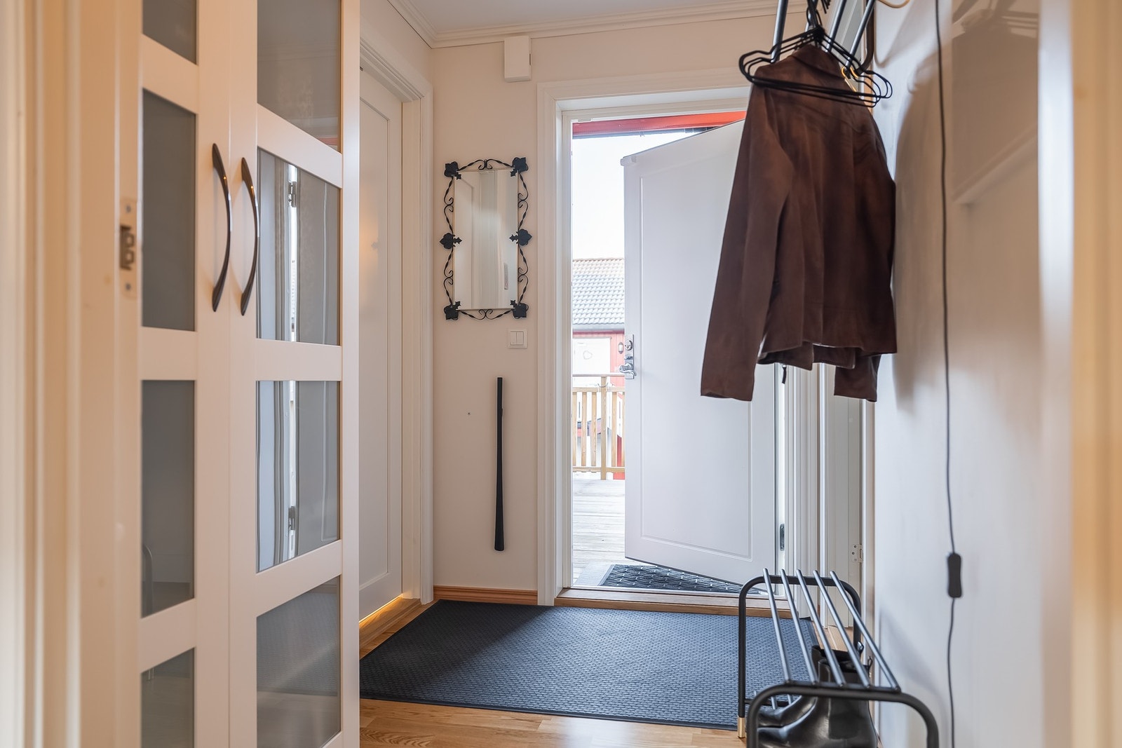 Etablert garderobeløsning i entré. Boligen har egen parkeringsplass og bod i kjeller. Galleribilde