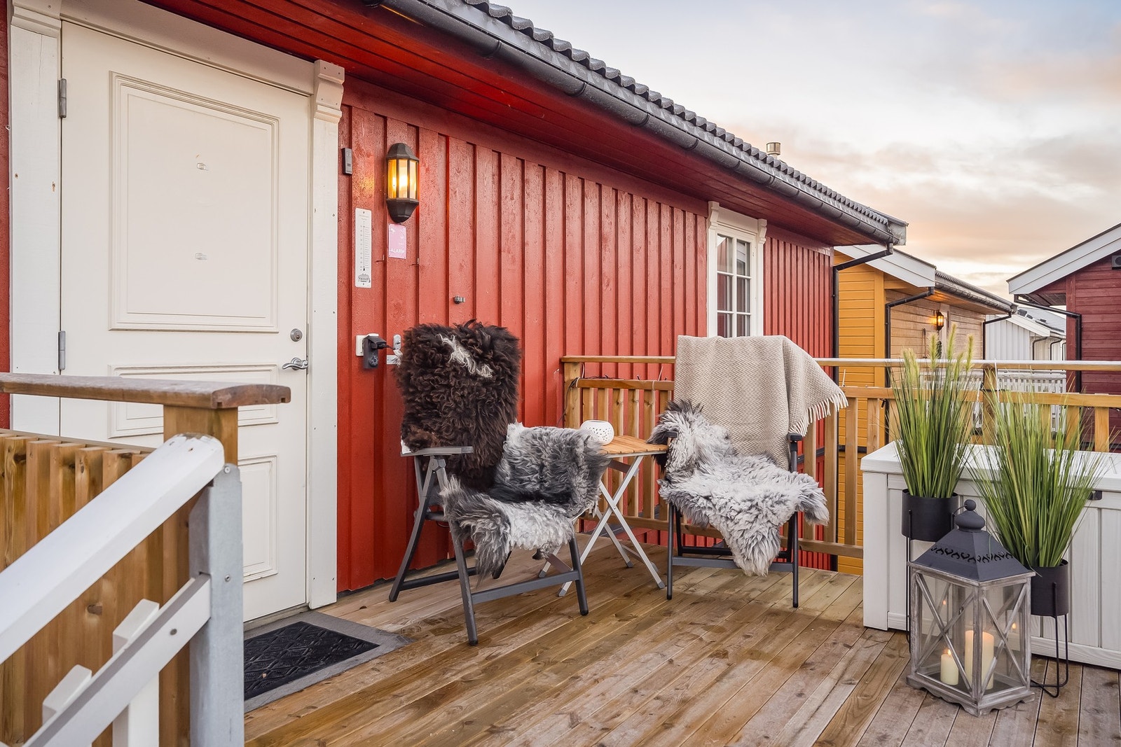 Leiligheten har 2 uteplasser, en mot sørvest og en mot nordøst. Galleribilde