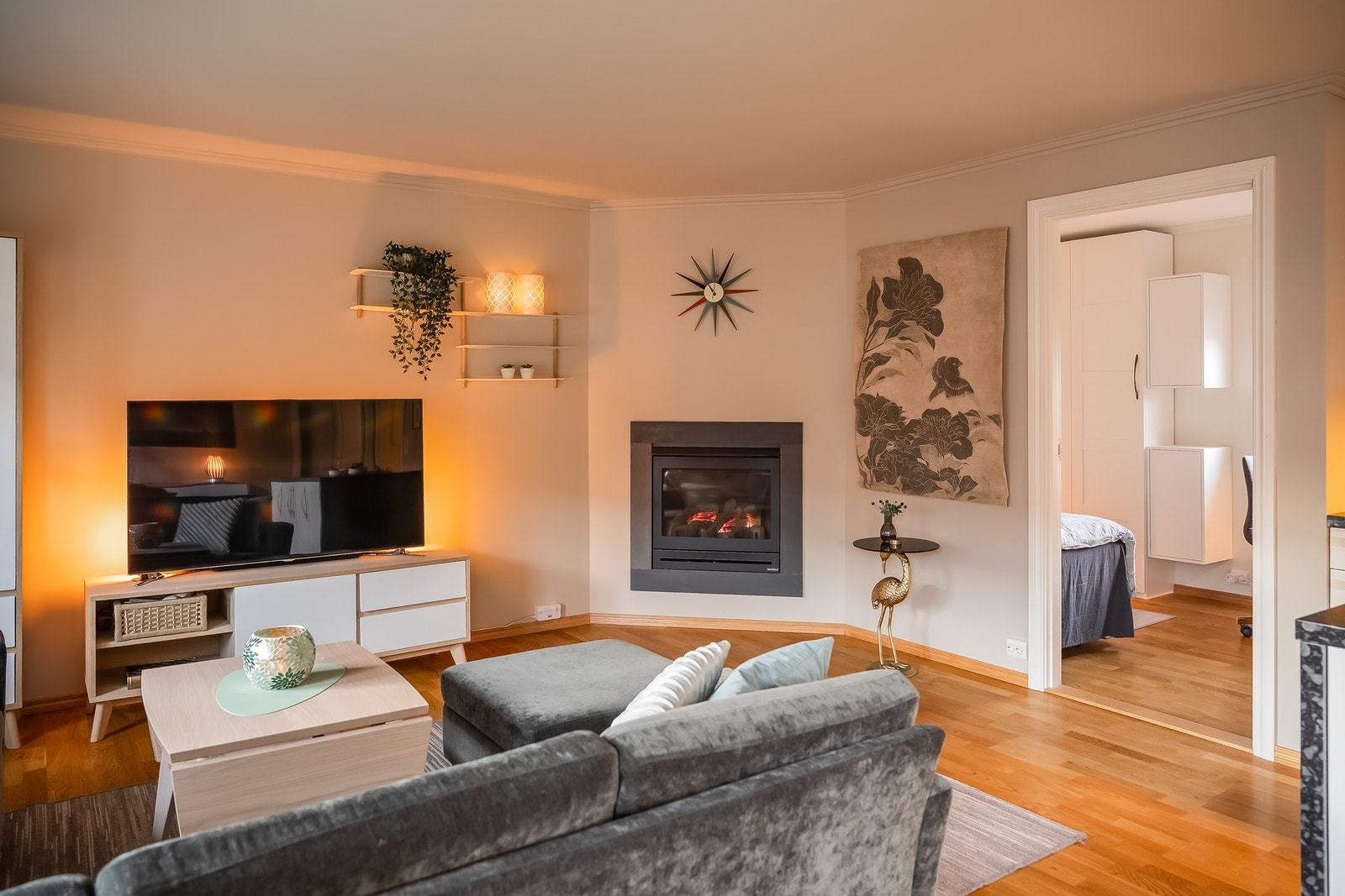 Boligen varmes opp både elektrisk og via gass-peisen i stuen. Galleribilde