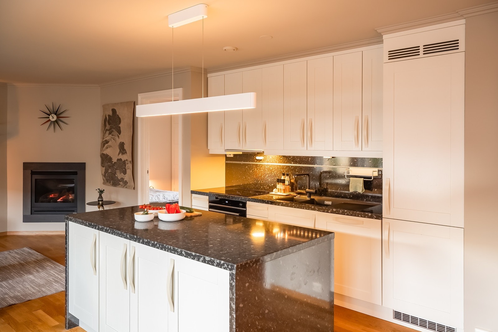 Pent og tidløst kjøkken som nyter godt av skap- og benkeplass. Galleribilde