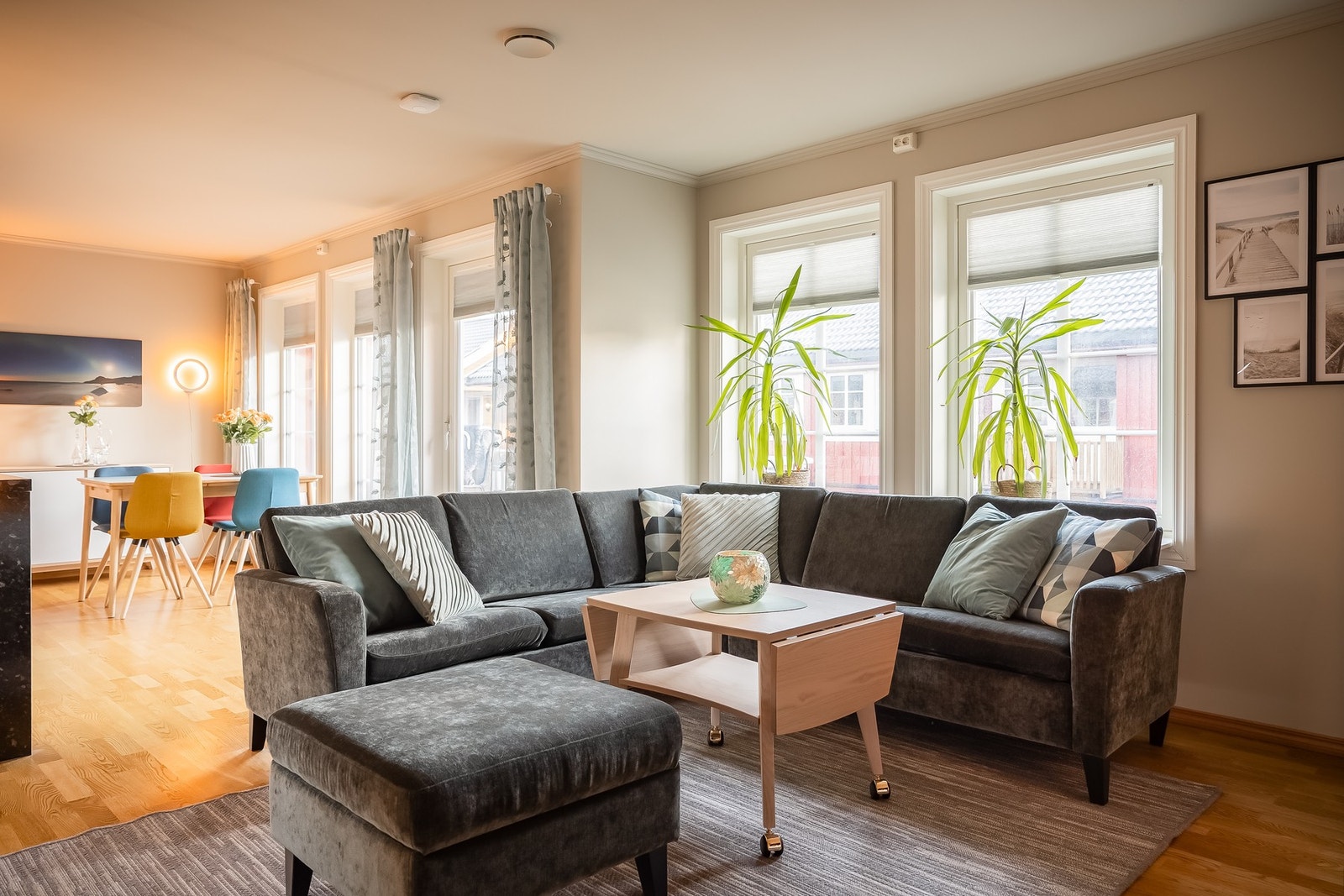 Velkommen til Rikke Moksnes vei 38C. En romslig og flott 3-romsleilighet med god beliggenhet i Husbyhagen. Galleribilde