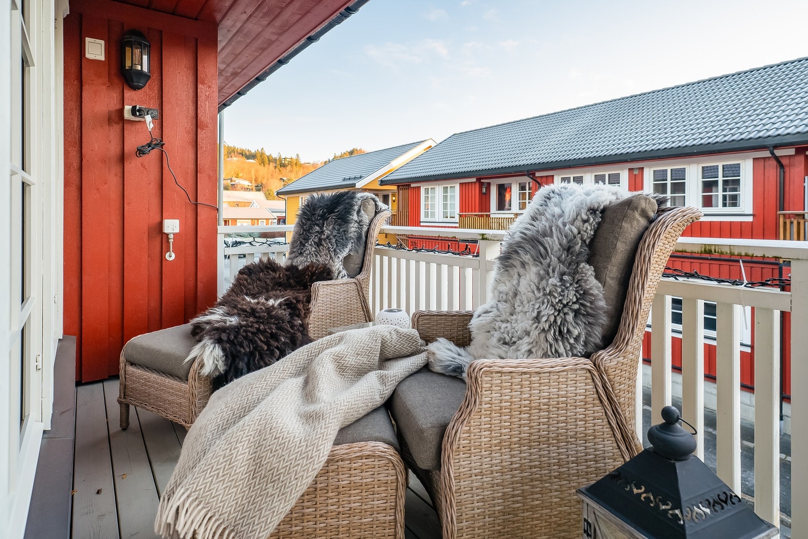 Direkte fra stuen har du tilgang til sørvendt veranda med formiddagssol. Galleribilde