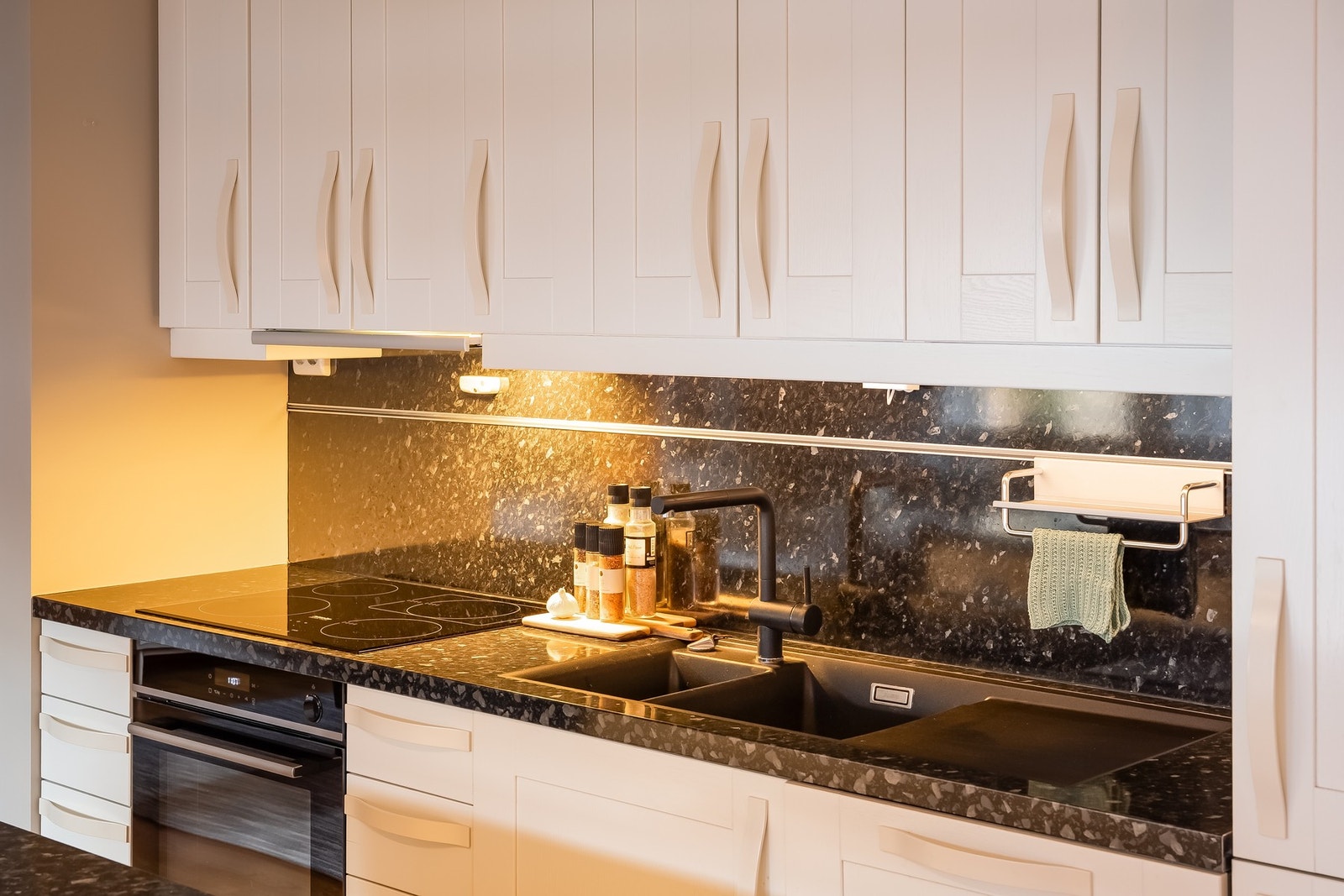 Nærmeste matbutikk fra boligen er REMA 1000 Husbyfaret. Galleribilde