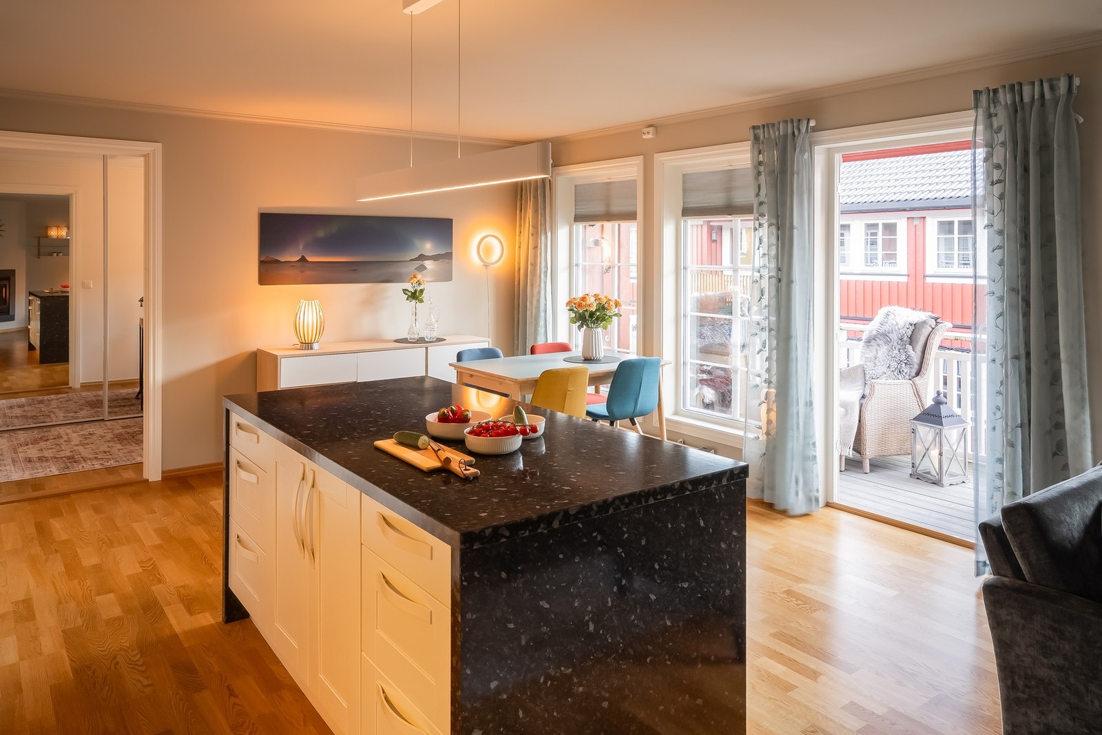 Stor og praktisk kjøkkenøy med gode arbeidsflater og bra med lagringsplass Galleribilde