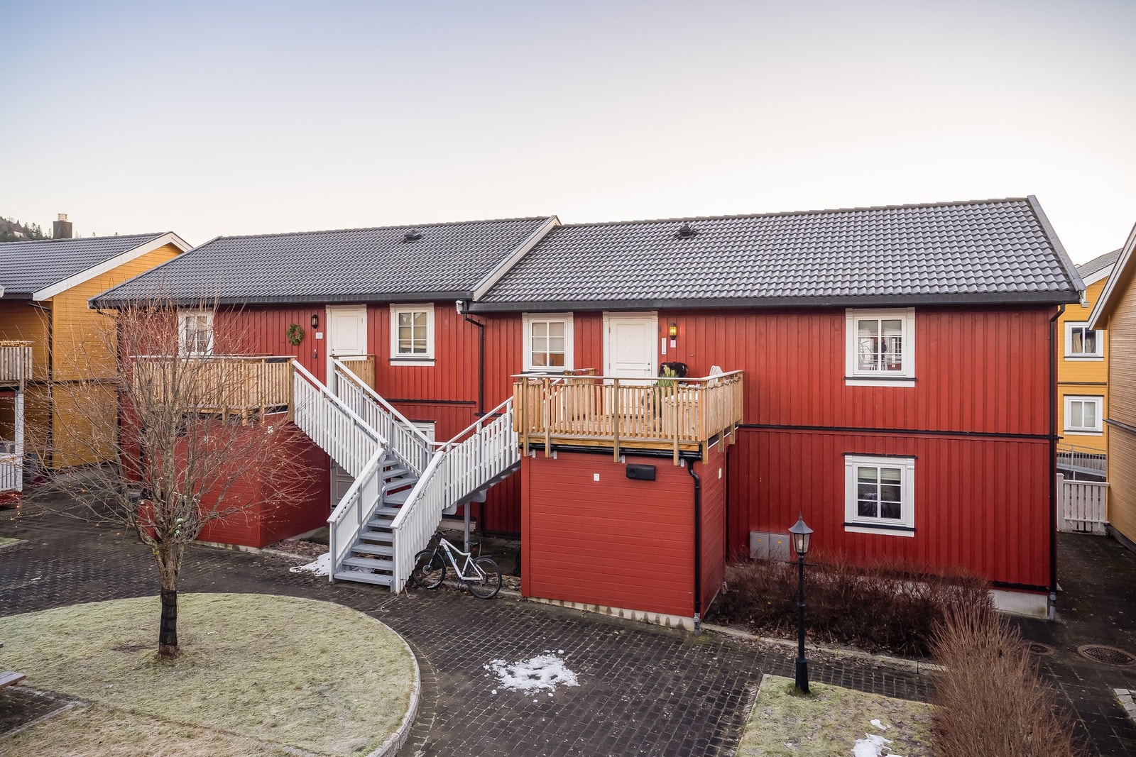 Pent opparbeidet uteområde i sameiet, og privat uteplass ved inngangspartiet Galleribilde