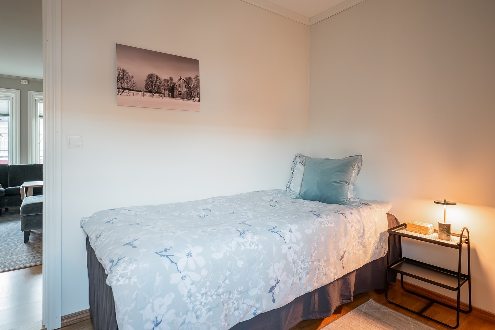 Det andre soverommet har også etablert garderobeskap, og egner seg godt til både soverom og kontor. Galleribilde