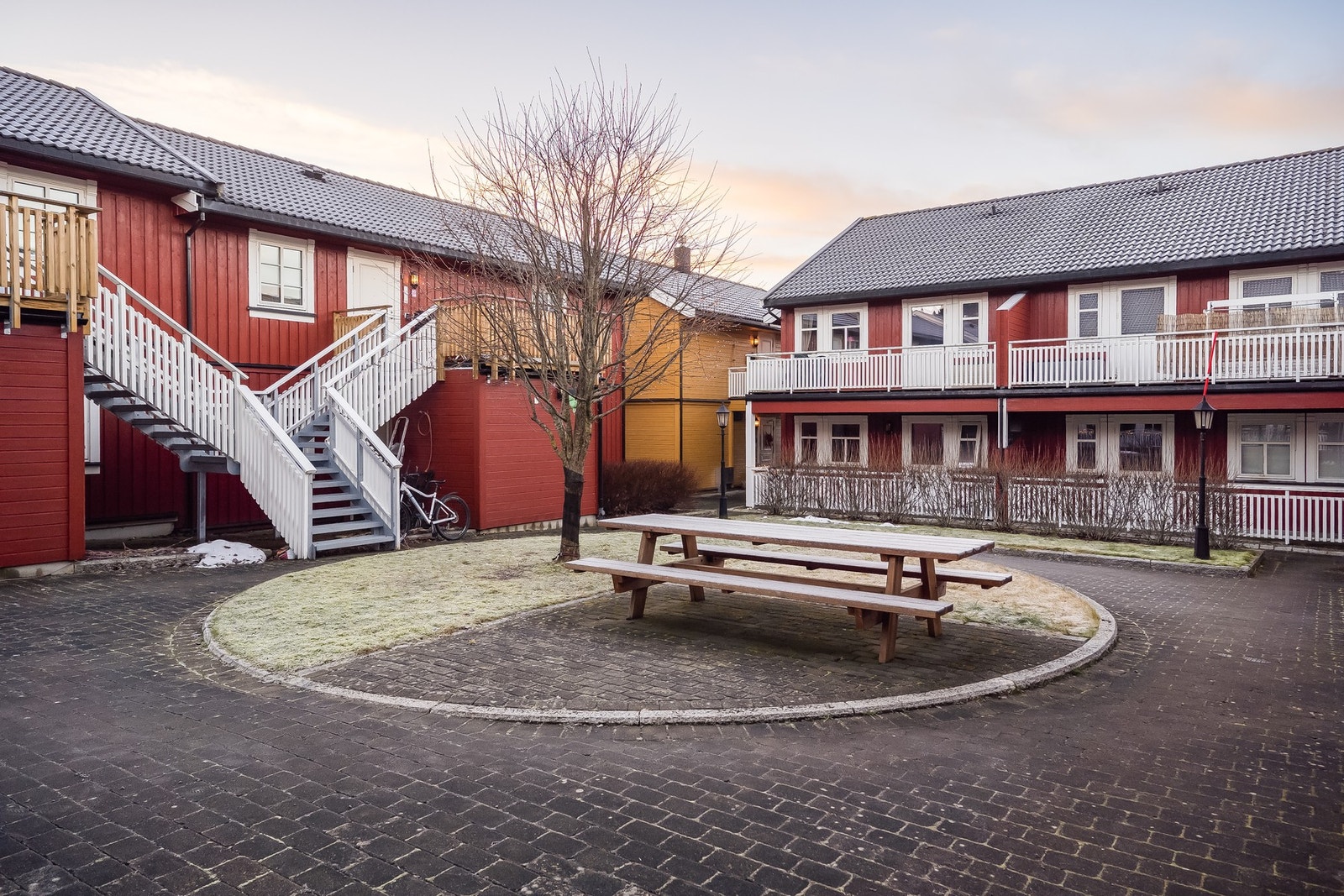 Fra boligen er det kort vei til både skoler og barnehager, samt fine turområder i nærområdet. Galleribilde