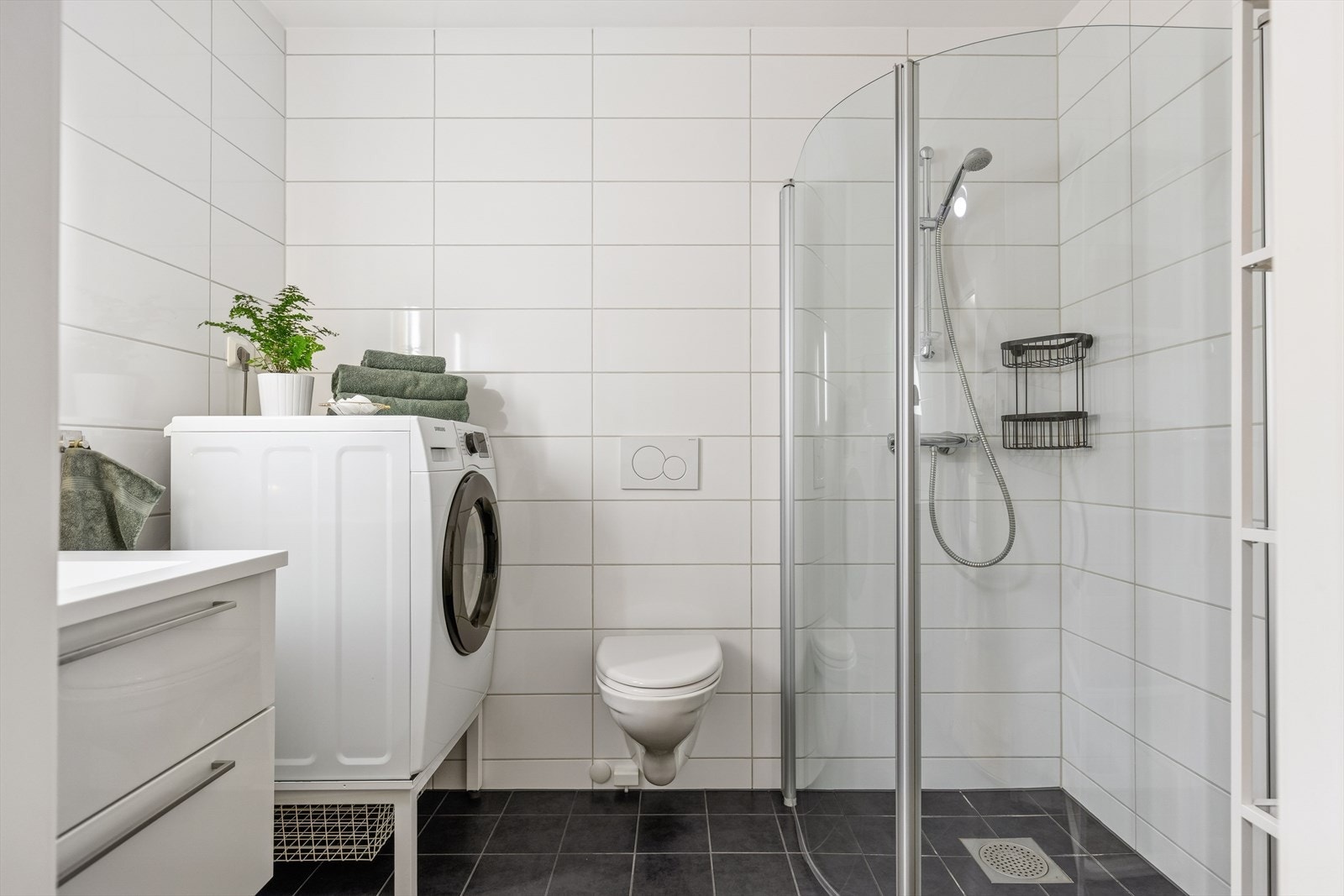 Flott og moderne baderom med fliser på veggene og fliser med varmekabler på gulvet. Galleribilde