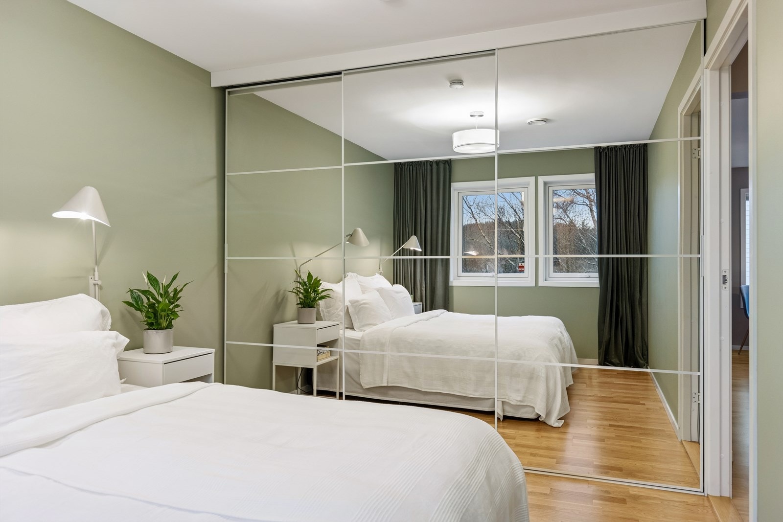 Det er god garderobeplass på hovedsoverommet. Galleribilde