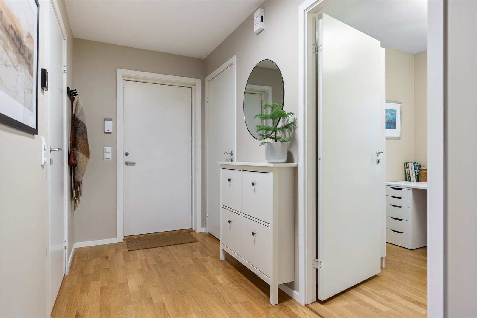 Gangen er malt i en behagelig og tidsriktig farge. Galleribilde