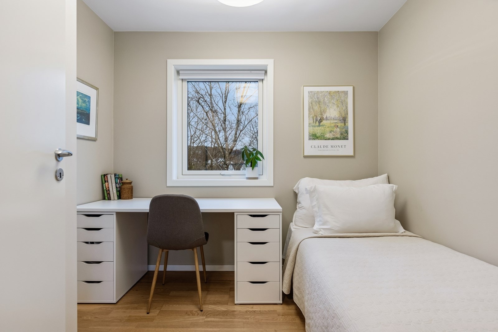 Soverom 2 er også av god størrelse, og blir i dag brukt som gjesterom/kontor. Galleribilde