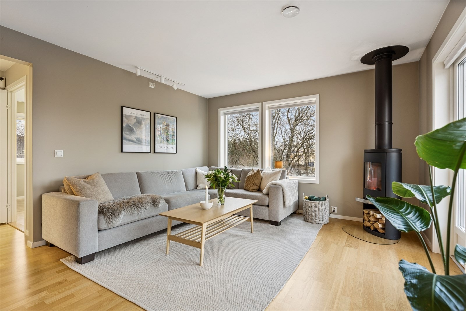 Det er god plass til en generøs sofagruppe. Galleribilde