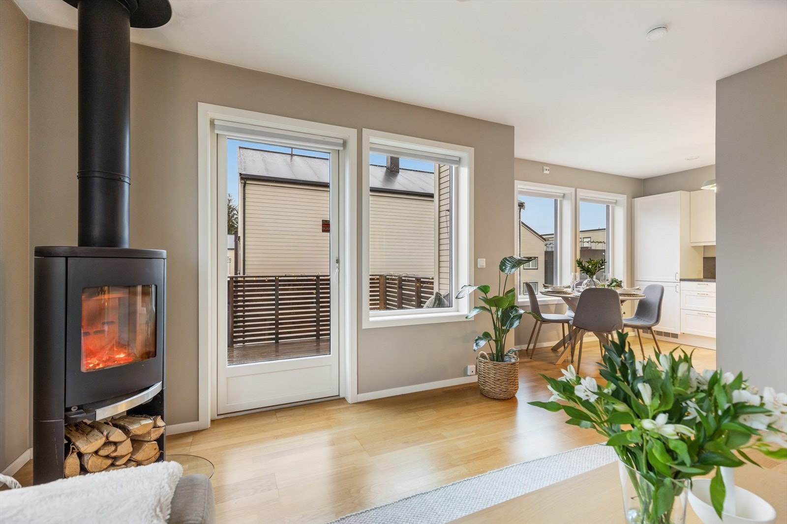 Stuen og kjøkkenet er samlet i en åpen og sosial løsning. Galleribilde