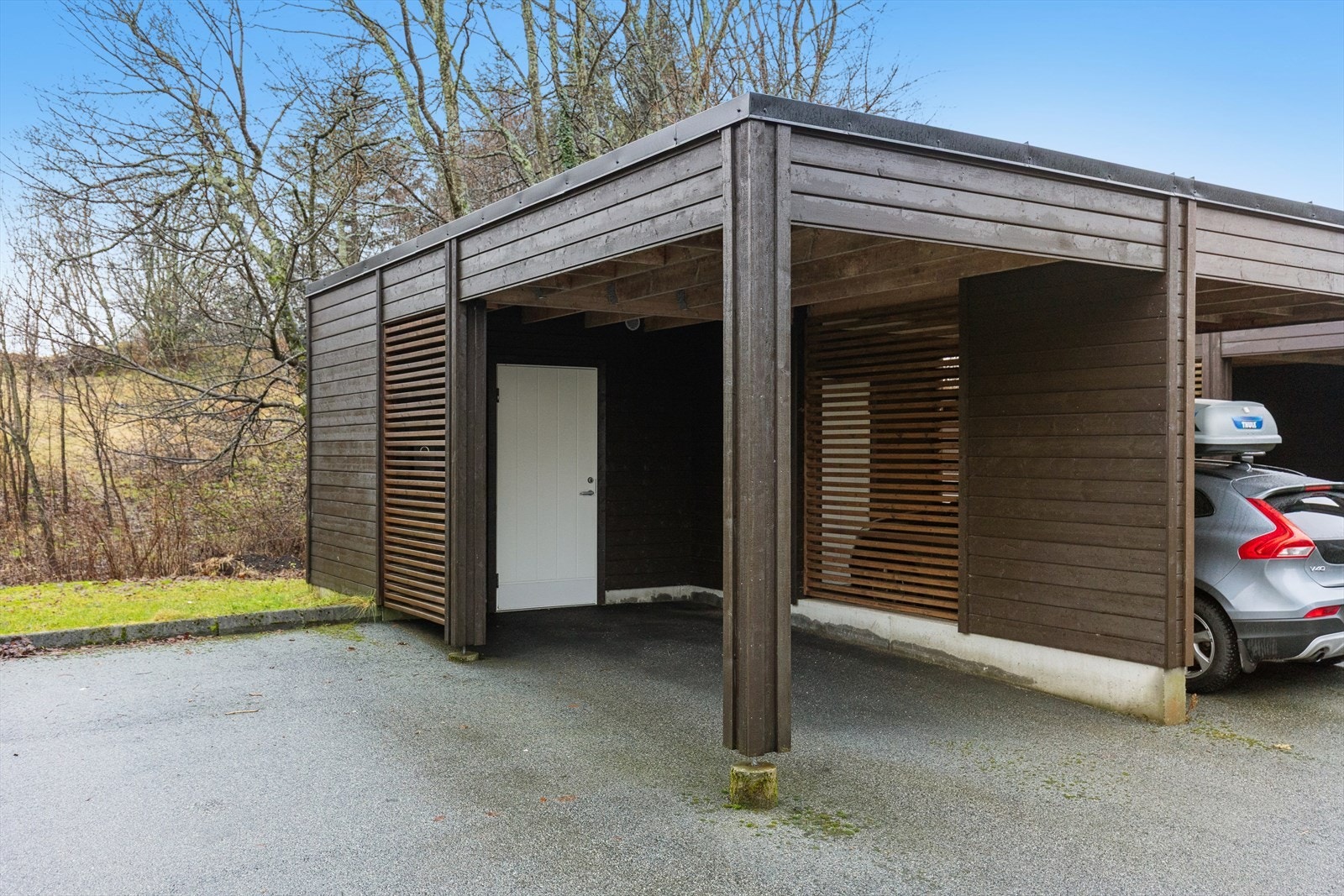 Leiligheten disponerer fast parkeringsplass i carport med tilhørende utebod. Galleribilde