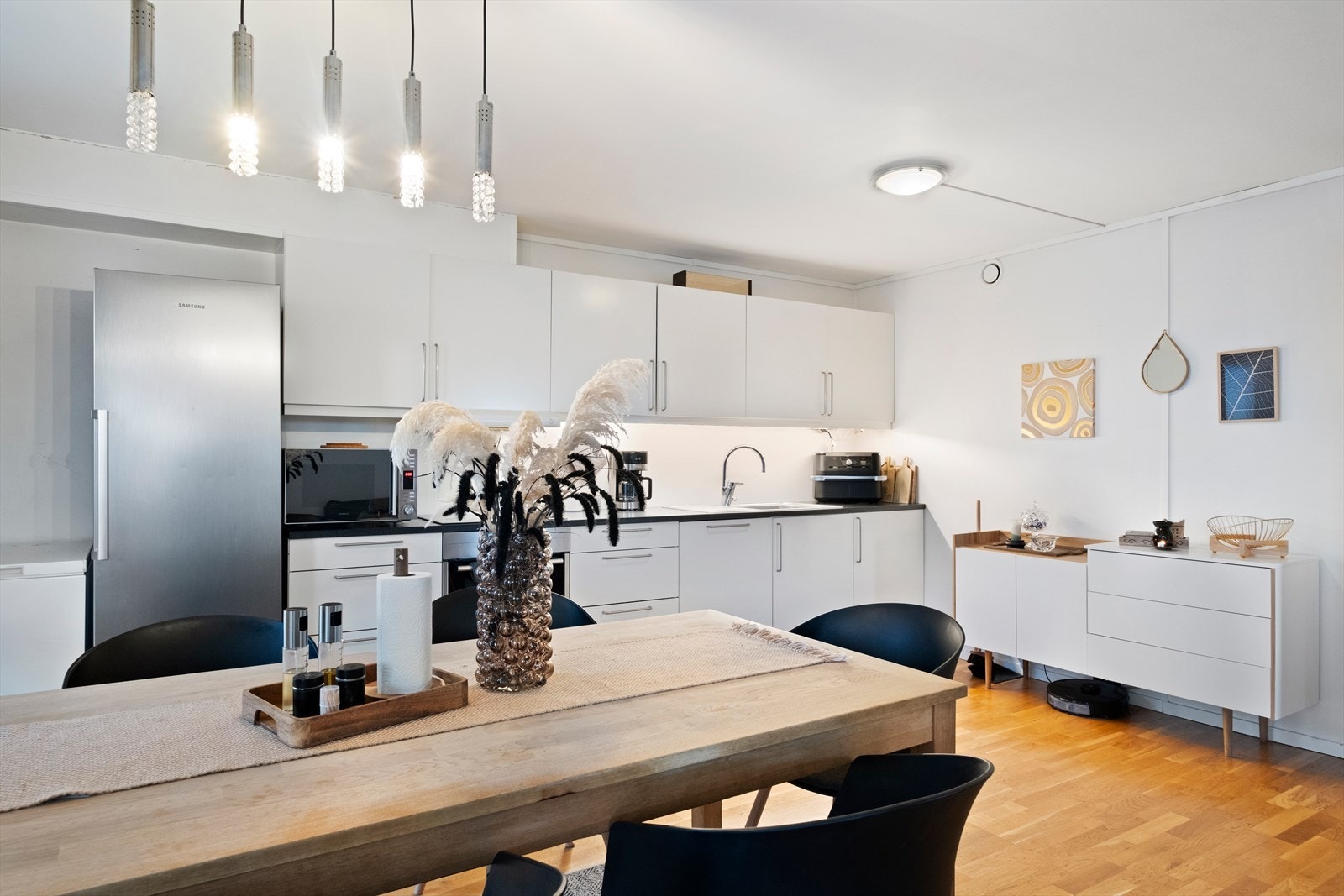 Det er integrert oppvaskmaskin, platetopp og stekeovn. Galleribilde