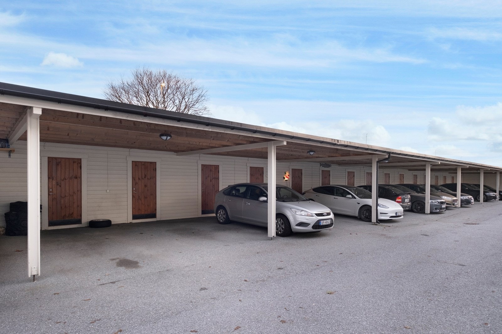 Bod i bakkant av carport Galleribilde