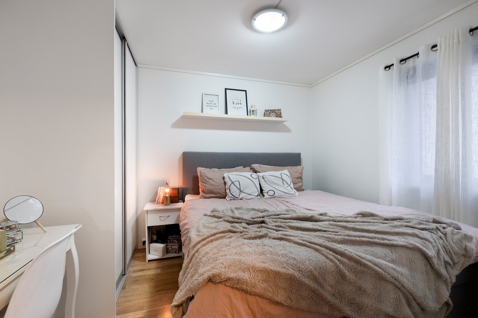 Soverom nr.1 - Romslig skyvedørsgarderobe som medfølger Galleribilde