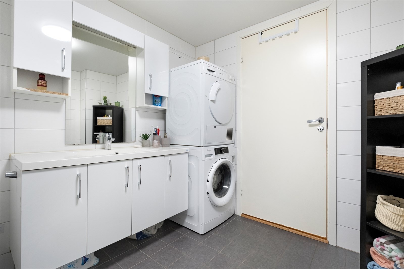 Rommet er utstyrt med innredning med nedfelt servant, toalett og dusjkabinett. Det er opplegg for vaskemaskin Galleribilde