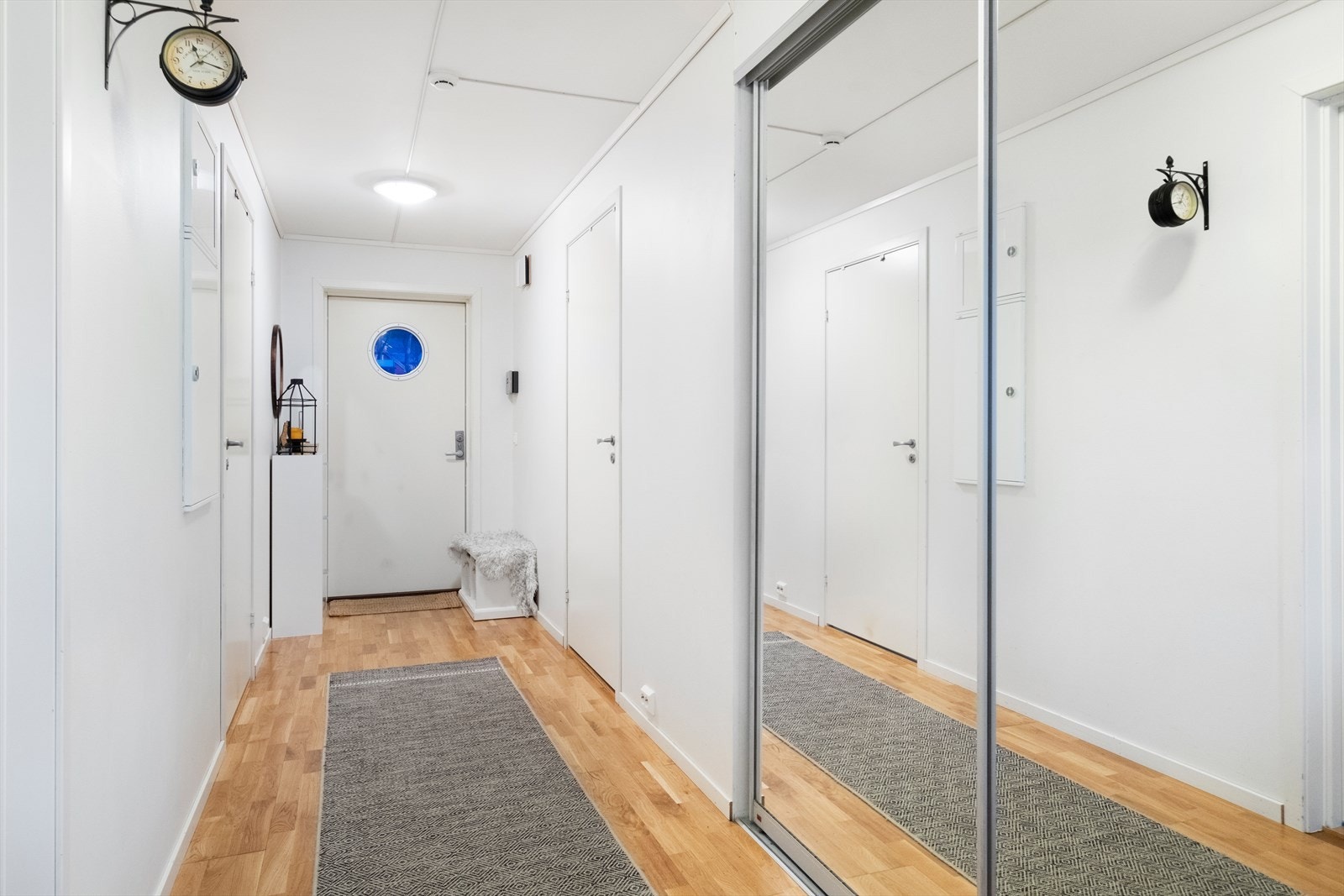 Romslig skyvedørsgarderobe i gangen Galleribilde