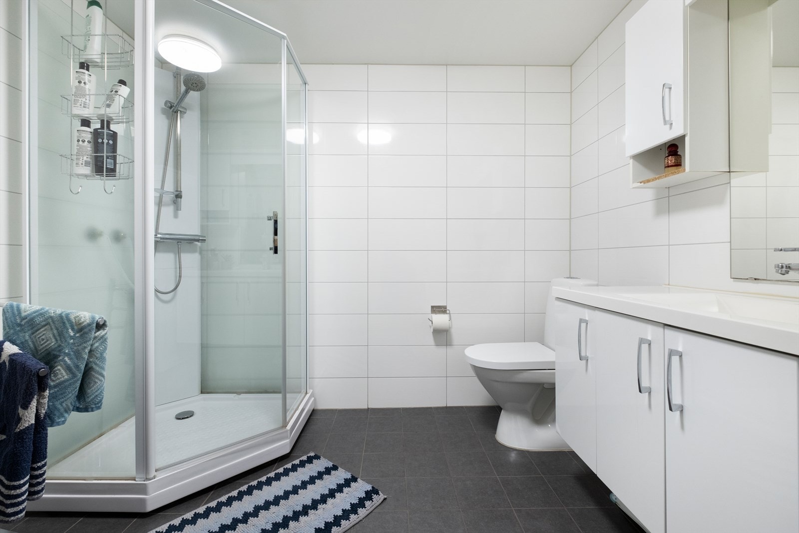 Pent flislagt bad med gulvvarme Galleribilde