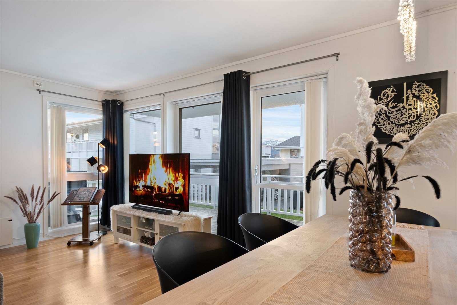 Fra stuen er det også utgang til stor terrasse Galleribilde