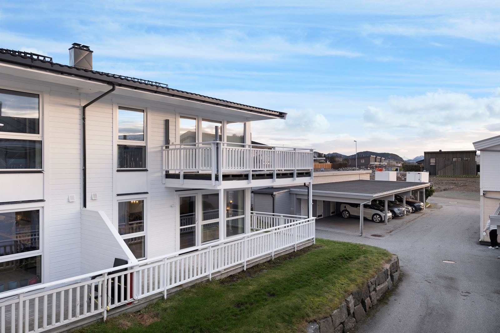 Eiendommen ligger på populære Syvermarka, sentralt på Valderøya. Her er det ballbinge og busstopp i umiddelbar nærhet, samt gangavstand til både skoler, barnehager og butikker Galleribilde