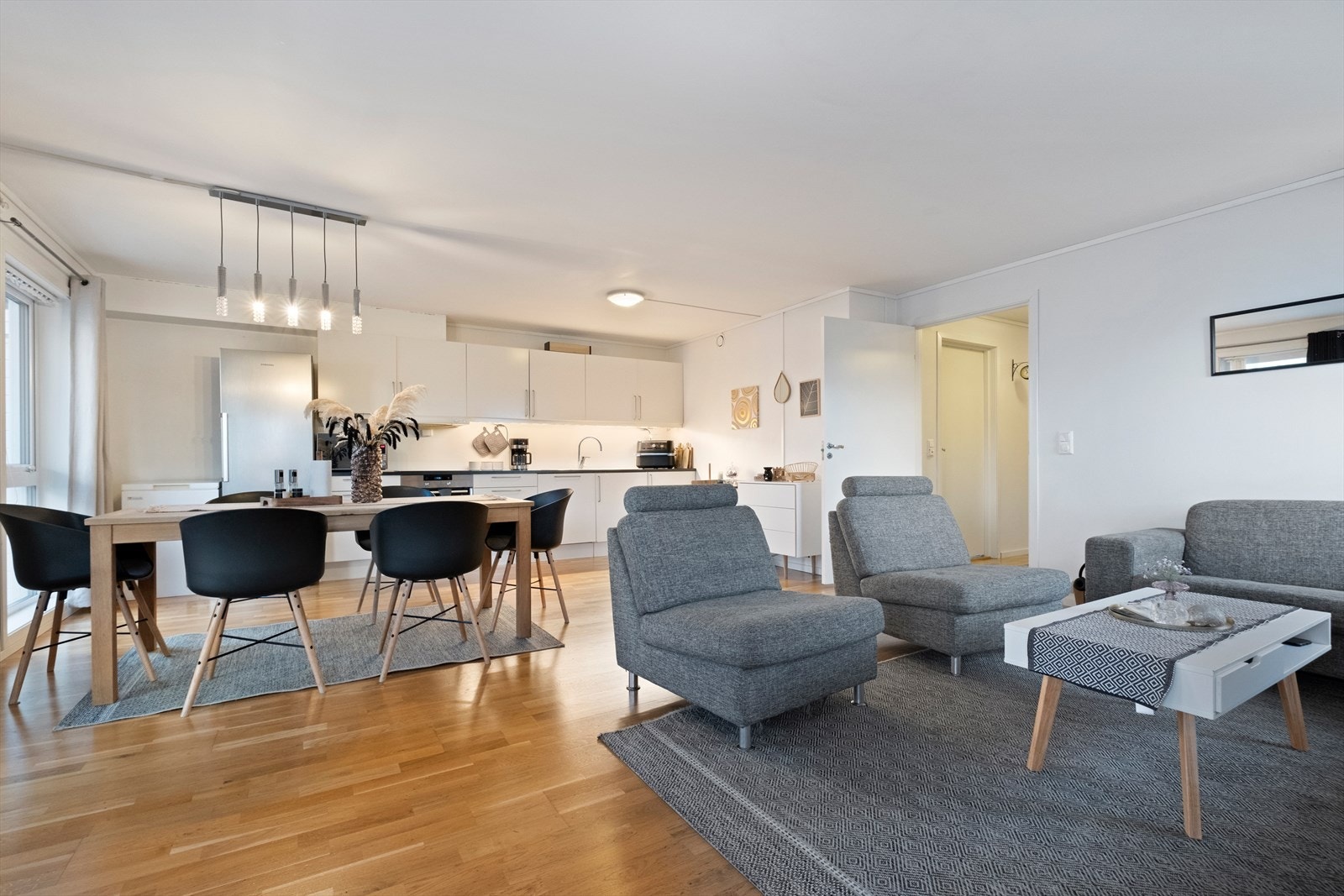 Seksjonen inneholder en lys og fin stue i åpen løsning med kjøkkenet Galleribilde