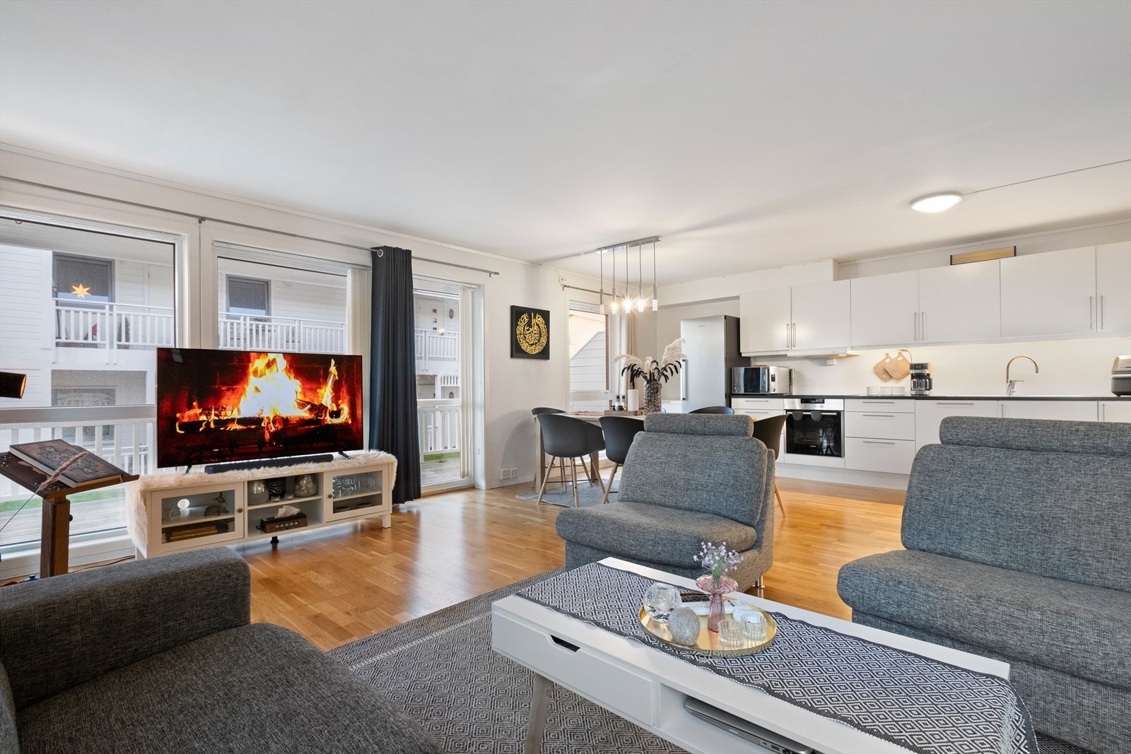 Det er åpen løsning på stue og kjøkken Galleribilde