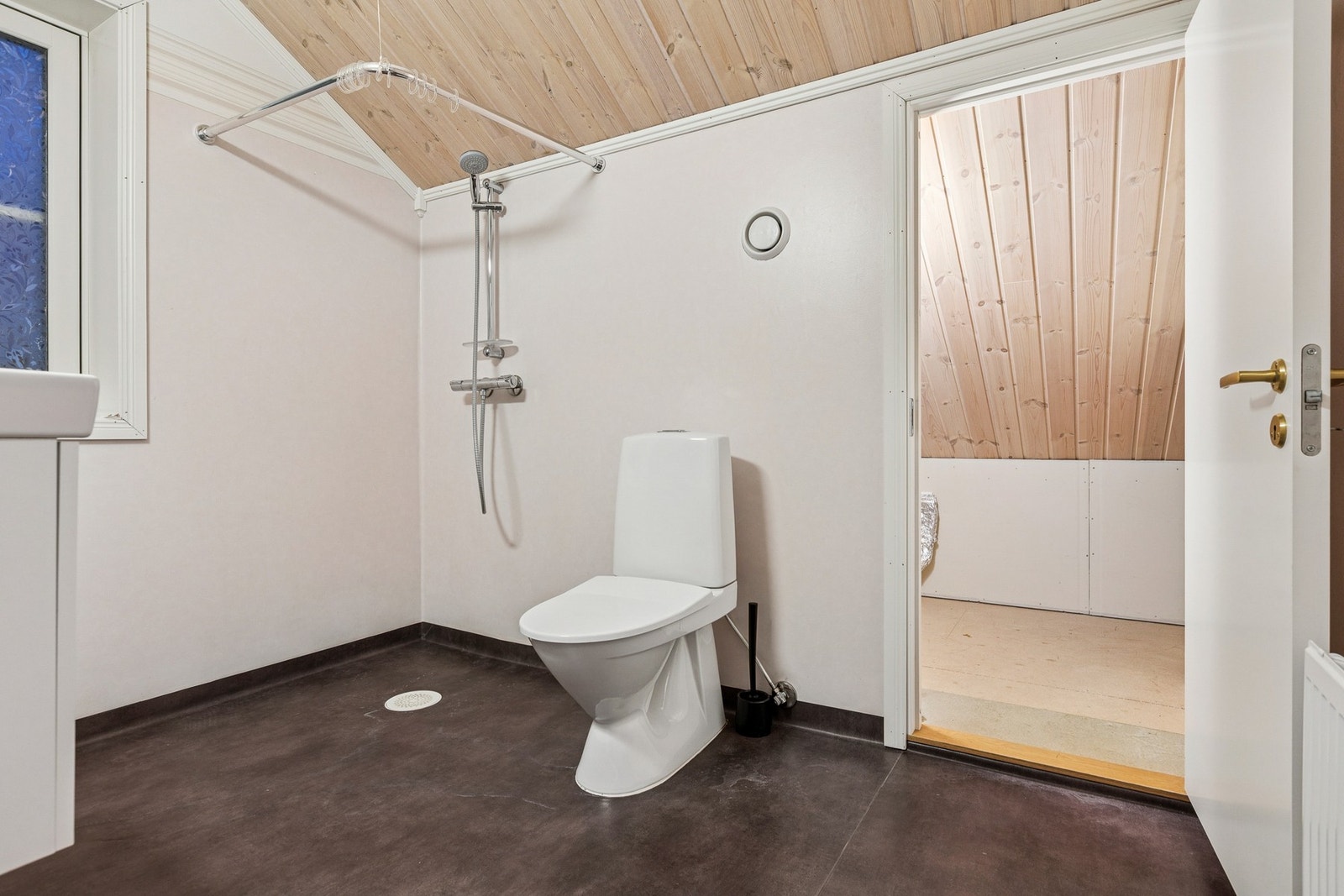 Badet i loftsetasjen har en tilhørende bod. Galleribilde