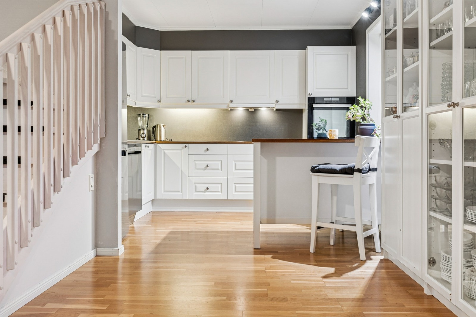 Kjøkken med åpen løsning mot stue. Galleribilde