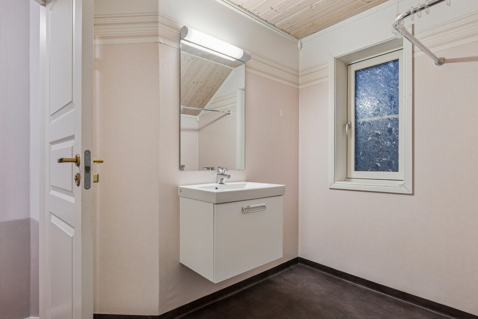 Baderommet i loftsetasjen er praktisk og funksjonelt. Galleribilde