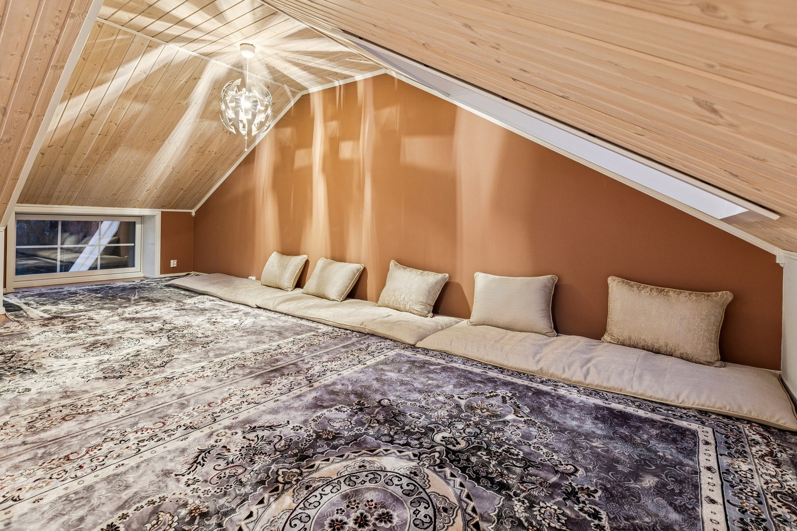 Oppe i loftsetasjen finner du loftstuen, hvor det er god plass til møblement etter eget ønske. Galleribilde