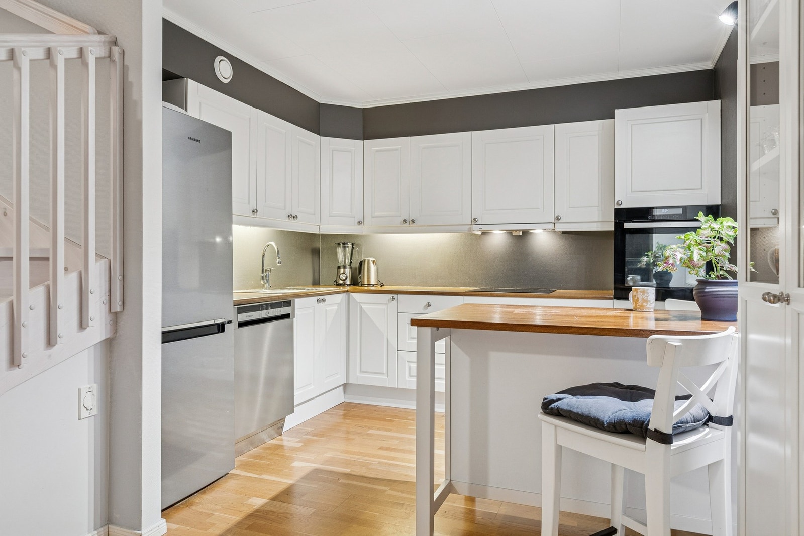 Kjøkken med åpen løsning mot stue som gjør det enkelt å ha kontakt med familie eller venner ved matlaging. Galleribilde