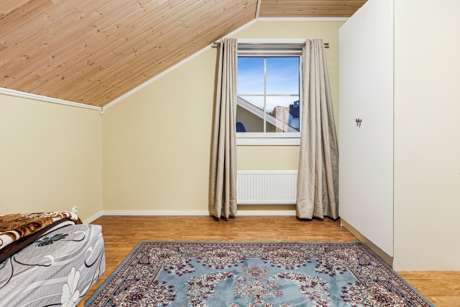 Alle soverom har gode vindusflater som gir tilgang på rikelig med dagslys. Galleribilde