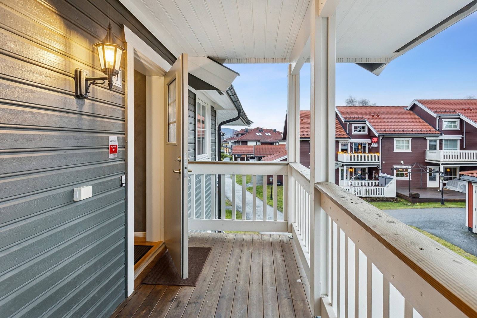 Leiligheten ønsker deg velkommen gjennom sitt flotte inngangsparti og en koselig og praktisk entrè Galleribilde