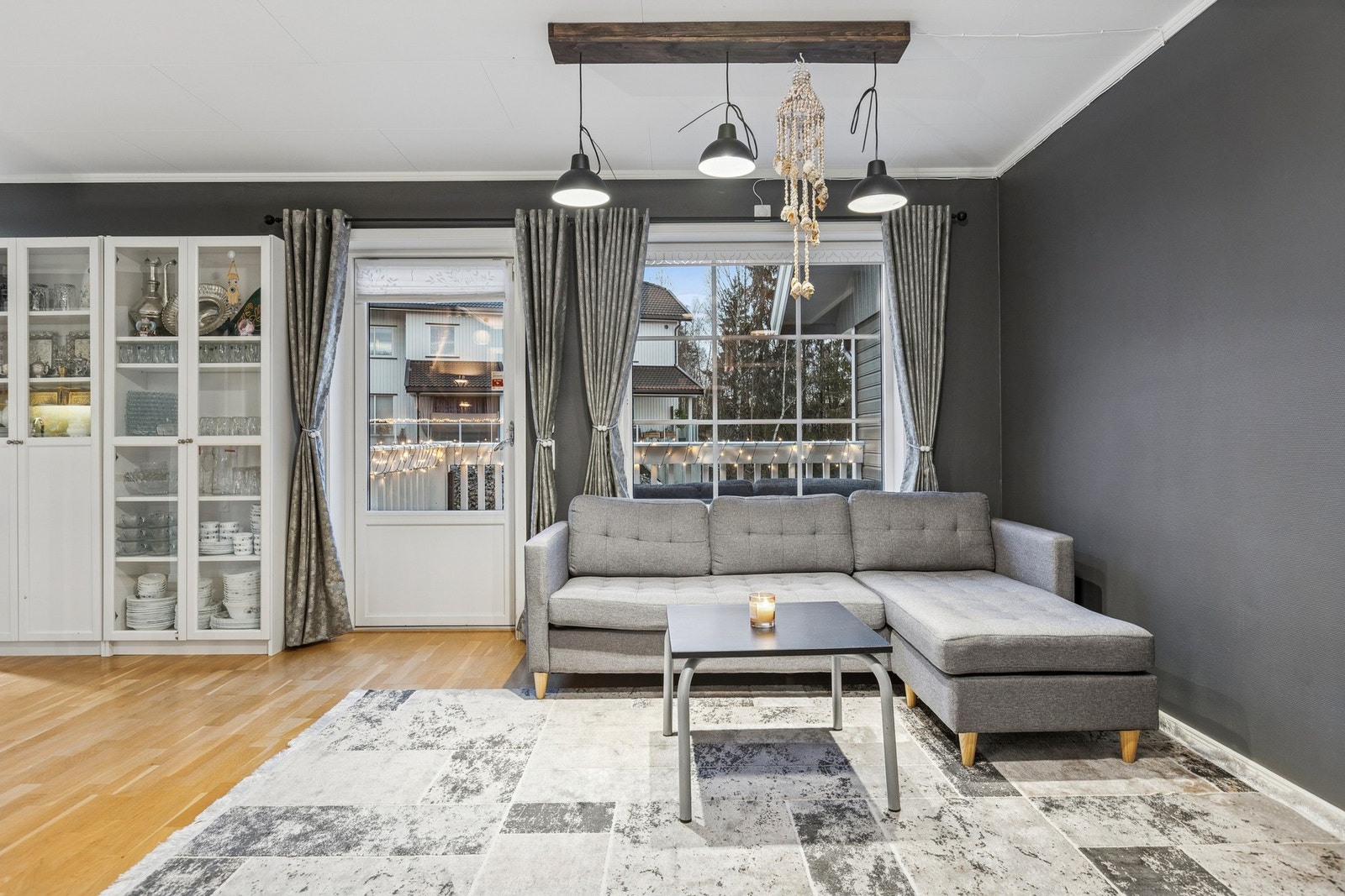 Det er god plass til en koselig sofakrok, tv-benk og en spisestueløsning. Galleribilde