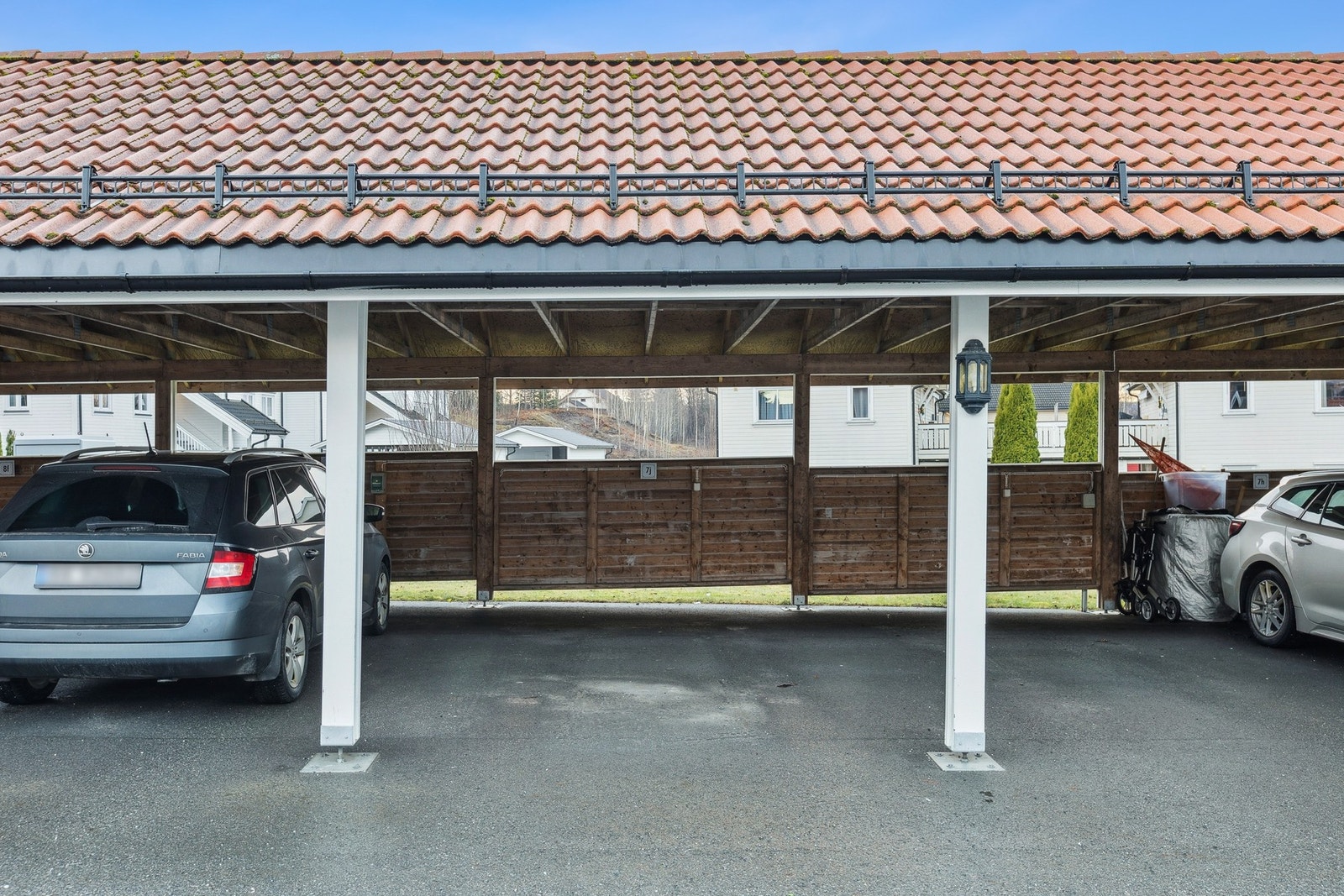 Boligen disponerer en biloppstillingsplass i felles carport. Galleribilde